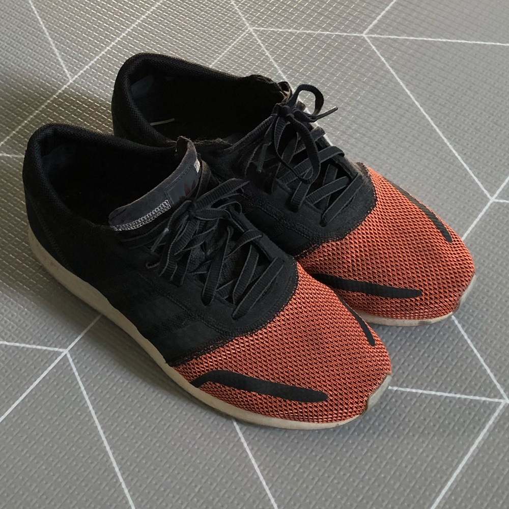 Adidas Los Angeles men’s size 10. Orange and Black with Continental soles